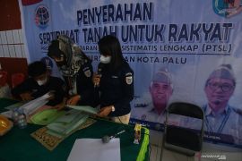 PENYERAHAN SERTIFIKAT PTSL HUNTAP PENYINTAS BENCANA Page 3 Small