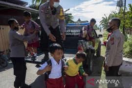 Dukungan Polisi pada Vaksinasi Anak di Sigi Page 2 Small