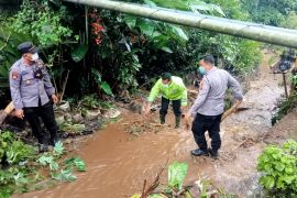 Banjir genangi sepanjang jalan di Pekon Batu Kramat Kota Agung