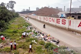 AKSI MURID SD BERSIHKAN SAMPAH Page 2 Small