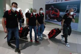 Kedatangan para kru MotoGP di Bandara Soetta Page 1 Small