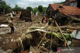 Banjir bandang terjang Brebes, lima rumah rata dengan tanah Page 1 Small