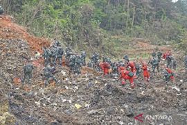 Operasi pencarian kotak hitam pesawat China Eastern Airlines Page 1 Small