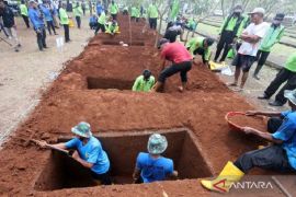 Petugas TPU ikuti lomba gali liang kubur Page 3 Small