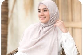 Dhini Aminarti ingin khatam Al Quran di Ramadhan tahun ini