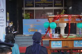 Kemenkumham DIY menyerahkan gerobak angkringan untuk klien pemasyarakatan