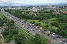 Antrean kendaraan melintasi gerbang tol Cikupa menuju Pelabuhan Merak Page 2 Small