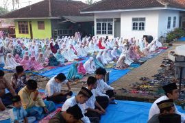 Sholat Idul Fitri Page 1 Small