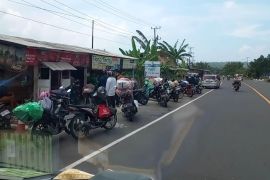 Pemudik menggunakan sepeda motor beristirahat di bahu jalan Jalinsum Page 1 Small