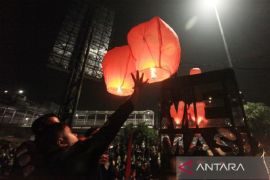 Malam gelora memperingati tragedi 12 Mei Trisakti Page 2 Small