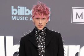 Machine Gun Kelly pakai 