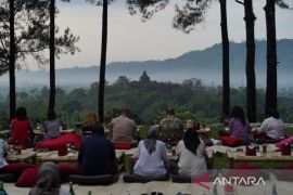 Mengagumi keindahan candi Borobudur dari bukit Dagi Page 1 Small