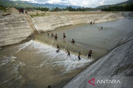 Bermain di Saluran Pengendali Banjir Page 1 Small