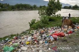 Bantaran Sungai Jadi Tempat Pembuangan Sampah Page 1 Small