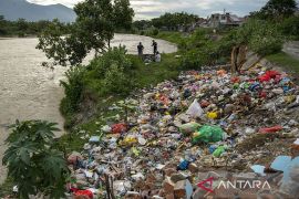 Bantaran Sungai Jadi Tempat Pembuangan Sampah Page 2 Small