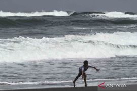 BMKG keluarkan peringatan dini pasang air laut Pantai Selatan Jawa Page 2 Small