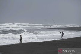 BMKG keluarkan peringatan dini pasang air laut Pantai Selatan Jawa Page 1 Small