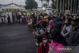 Jenazah Eril disemayamkan di Gedung Pakuan Bandung Page 4 Small