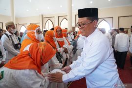 Bupati Thariq lepas Jemaah Calon Haji Gorontalo Utara