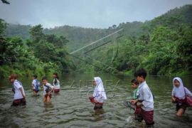 Siswa Seberangi Sungai Untuk Sekolah Page 1 Small