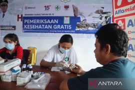 Alfamidi  gelar pemeriksaan kesehatan pengungsi abrasi pantai Amurang