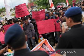 UNJUK RASA MASYARAKAT KE BRIMOB POLDA SULAWESI TENGGARA Page 2 Small