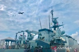 Kapal ramah lingkungan milik Inggris HMS Spey sandar di Benoa Bali