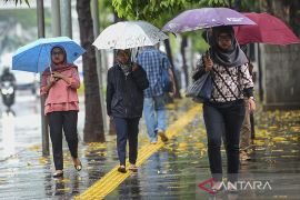 Hujan ringan guyur sebagian besar ibu kota provinsi pada Kamis