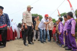 Bupati Lampung Barat berikan 721 seragam sekolah gratis kepada siswa di Kecamatan Kebun Tebu