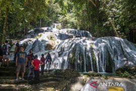 Wisata Air Terjun Saluopa di Poso Page 1 Small