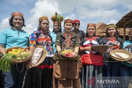 Tradisi Berbagi Hasil Bumi di Poso Page 1 Small