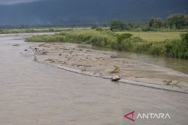 Sedimentasi Sungai Palu Akibat Curah Hujan Tinggi Page 1 Small