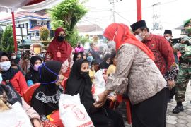 Pemkot Bandarlampung salurkan bantuan beras ke warga kurang mampu