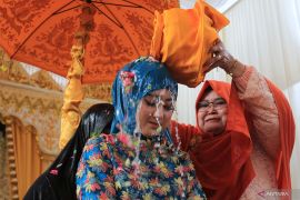 Mengenal tradisi siraman pengantin dalam pernikahan Jawa dan Sunda