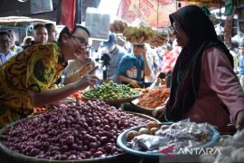 Wamendag tinjau pasar rakyat di Sulut Page 1 Small