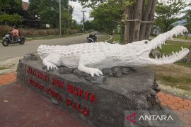 Patung Peringatan Ada Buaya di Teluk Palu Page 1 Small