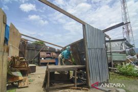 Angin Kencang Rusak Rumah Warga di Balaroa Page 2 Small