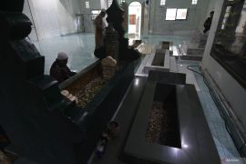 BERZIARAH KE MAKAM PENDIRI ALKHAIRAAT Page 2 Small