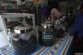 PENJUALAN KURMA SAAT RAMADHAN Page 1 Small