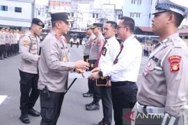 Dua polantas penyelamat monyet peroleh penghargaan Kapolda Sumsel