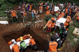 Pemakaman Korban Pembunuhan Bermodus Penggandaan Uang Page 1 Small