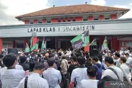 Simpatisan Anas datang ke Lapas Sukamiskin bawa bendera dan pengeras suara