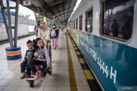 Arus Mudik Di Stasiun Kertapati Page 2 Small