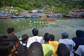 Lomba Selaju Sampan Di Sungai Batang Arau Padang Page 1 Small