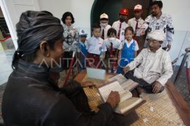 Pelajar Berkunjung Di Museum Pendidikan Surabaya Page 1 Small