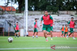Aji Santoso masih nantikan kehadiran seluruh pemain asing Persebaya
