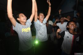 Nonton bareng timnas di kediaman Witan Sulaeman Page 1 Small