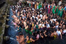 Ritual Melukat saat Banyu Pinaruh di Bali Page 1 Small