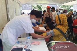Ribuan warga ikuti pengobatan gratis peringatan Waisak di Borobudur