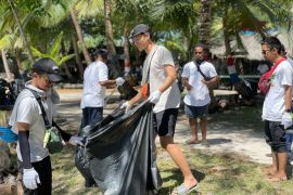 PLN ULP Moa aksi bersih sampah di Pantai Syota Tiakur